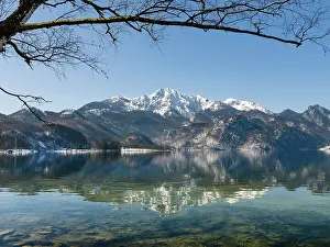 Kochel: Lake Kochelsee at village Kochel am See during winter