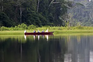Sandoval: Lake Sandoval - tourists in boat