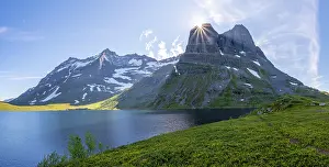 Reflex: Lake Storvatnet, sun disappears behind mountain