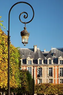 Leave: Lamps and architecture in Place des Vosge