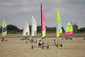 Yachts: Land yachts racing on Cherrieux sands