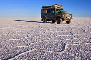 Salar: Landrover on Salar de Uyuni - parked on the dried-up