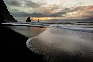 Reynisdrangar: Landscape image of a winter sunrise at the beach of Vik with
