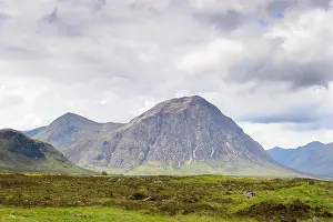 Glen: Landscape with mountain in highlands of Scotland