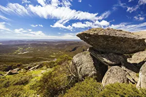 Peaks: Landscape views at the summit of Porcupine Rocks on the Porcupine Walking Track on a summer's day in Kosciuszko