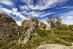 Peaks: Landscape views at the summit of Porcupine Rocks on the Porcupine Walking Track on a summer's day in Kosciuszko