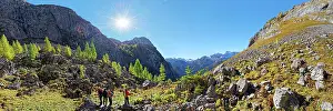 Berchtesgaden: Landtalgraben with autumnal mountain forest, Berchtesgarden
