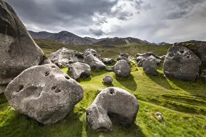Boulders: Large limestone boulders at Castle Hill, Canterbury