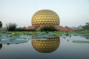 Celebrations: Le Matrimandir et son jardin. Auroville, la ville