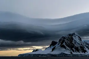Altocumulus: Lenticular clouds over mountains