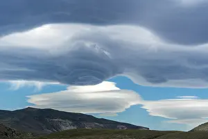 Lago: Lenticularis clouds over the mountains at Lago Viedma