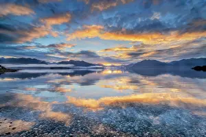 Spectacular: Light beam of golden cloud atmosphere over Lake