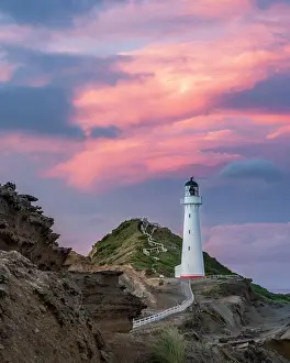Wellington: Lighthouse in the evening light under a pink cloudy
