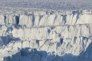 Features: Lilliehoeoek-Glacier