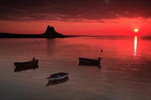Lindisfarne: Lindisfarne Castle - at sunrise over harbour