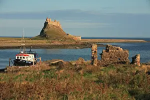 Lindisfarne: Lindisfarne Castle - view from harbour