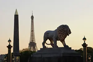 Paris: Lion sculpture and obelisk on the Place de la Concorde