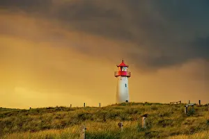 Hour: List-ost lighthouse, in dune landscape at golden