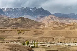 Oasis: Little oasis in the dry mountain scenery of Yakawlang