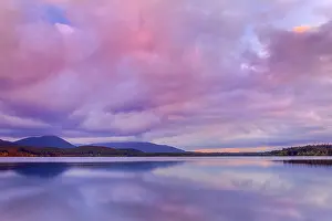 Morlich: Loch Morlich - pink clouds and mountain range of
