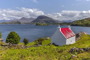 Beinn: Loch Shieldaig - red roofed cottage at sea Loch