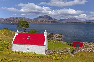 Beinn: Loch Shieldaig - red roofed cottage at sea Loch
