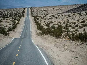Mojave: Lonely long road through desert landscape, Highway