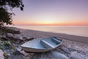 030722: Lonely rowboat at the beach of Knaebaeckshusen in