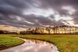 Diep: Long exposure image of sunset over small river valley