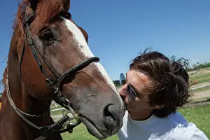 Training: Man drawing a horse in a horse therapy center