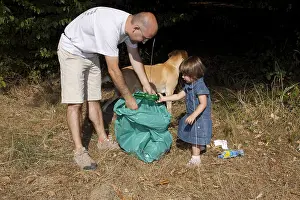 Operation: Man student daughter to collect waste in the forest France