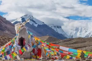Pile: Mani pile and prayer flags in Rongbuk Valley, Lhotse