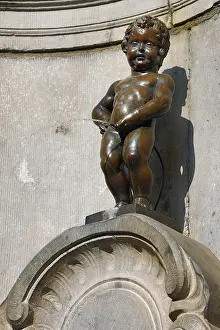 Brussels: Manneken Pis, statue of a boy peeing into a fountain