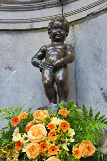 Brussels: Manneken Pis, statue of a boy peeing into a fountain