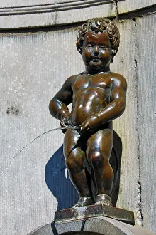 Brussels: Manneken Pis, statue of a boy peeing into a fountain