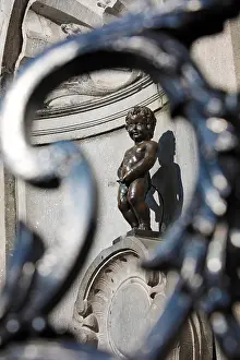 Brussels: Manneken Pis, statue of a boy peeing into a fountain