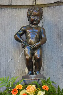 Brussels: Manneken Pis, statue of a boy peeing into a fountain