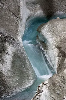 Retreating: meltwater channel and creek on the surface