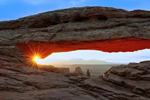 Erode: Mesa Arch at sunrise, Canyonlands National Park