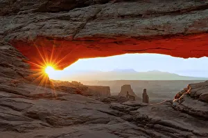 Erode: Mesa Arch at sunrise, Canyonlands National Park