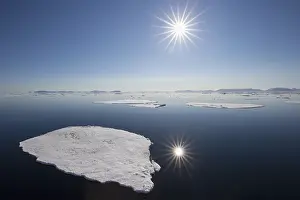 Floes: Midnight sun over the Arctic ocean - Svalbard, Norway