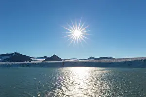 Midnight: Midnight sun over the glacier Sefstroembreen at