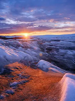 Sondre: Midnight sun on the ice sheet. The brown sediment