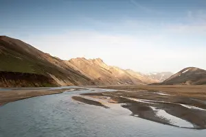 Streaming: Midnight sun at river delta in vulcanic landscape