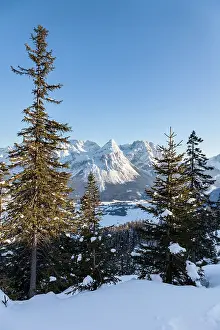Skiing: Mieminger mountain chain during winter with