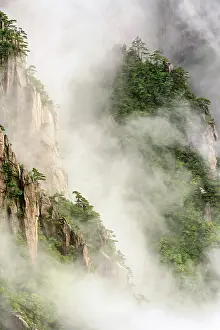 Shan: Mist among the peaks and valleys of Grand