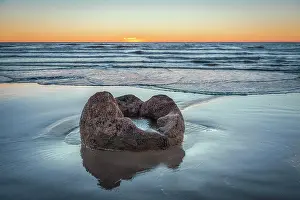 Sphere: Moeraki Bolders, round rock sphere, geological concretion