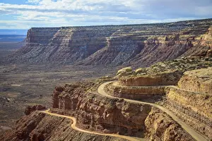 Reddish: Moki Dugway overcomes the edge of the Cedar Mesa