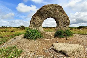 Cornwall: Mon-an-Tol, Men an Tol, view through perforated