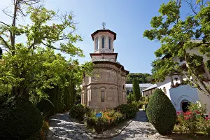 Wallachia: Monastery Manastirea dintr-un Lemn, a garden